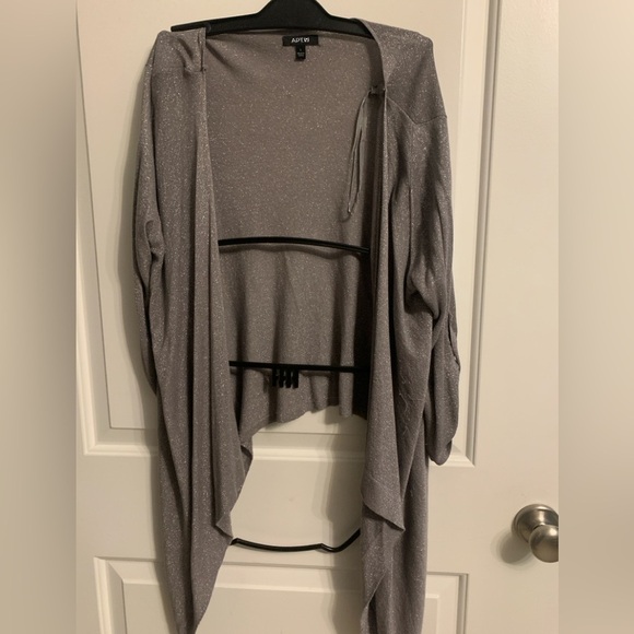 Large Gray Women’s Shimmery Cardigan top, qtr sleeves, P2P 24, Preloved in EUC - Picture 1 of 2